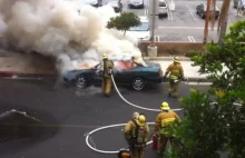 Jak zachowuje się strażak, przed którym eksploduje samochód? [wideo]
