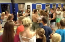 Kilkugodzinne opóźnienia pociągów, wykorzystane na pokaz tańca w Krakowie