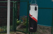 Sołtys postawił worek bokserski przy przystanku autobusowym
