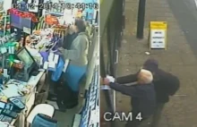 Staruszek przytrzymał złodzieja w sklepie do przyjadzu policji [en]