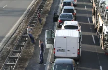 Wypadek pod Słupcą. Autostrada A2 zablokowana przez ciężarówkę i rozlaną...