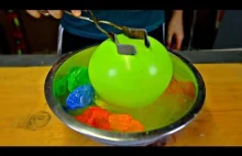 Co się stanie, jeżeli włożymy balony do ciekłego azotu?