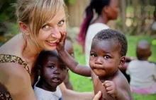 Rzuciła pracę i ruszyła do Ugandy pomagać dzieciom.