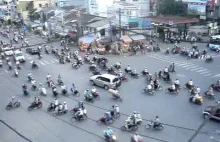 Ruch drogowy skrzyżowanie w Ho Chi Minh City, Wietnam.