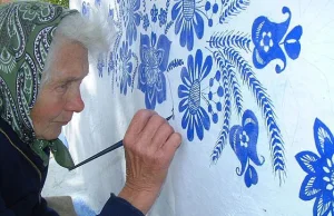 A Wy co będziecie robić w wieku 90-ciu lat? Ta Pani maluje kwiatowe wzory...