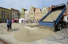 Wysypują tony piasku w centrum Wrocławia. Będzie plaża z palmami