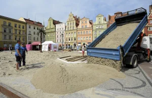 Wysypują tony piasku w centrum Wrocławia. Będzie plaża z palmami