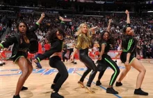 Steve Ballmer tańczy podczas wykonania Fergie - NBA Performance:)