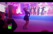 Rzecznik prasowy rosyjskiego MSZ tańczy Kalinkę.