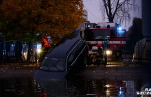 Passat wpadł do basenu przeciwpożarowego