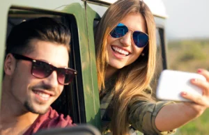 Jazda autem i selfie? Robi to już co czwarta osoba na drodze