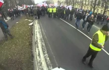 Rolnik jak Pawlak na proteście pod KPRM. Scena niczym z filmu Sami Swoi.