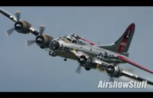 Dwa bombowce B-17 Flying Fortress w powietrzu
