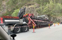 Przewrócony Gabaryt ciężarowy z 250 tonami ładunku