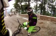 Downhill wąskimi, azjatyckimi uliczkami