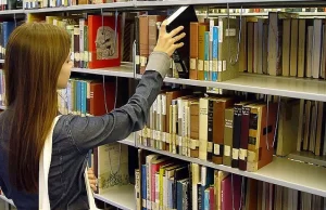 Biblioteki będą płacić za to, że wypożyczają książki