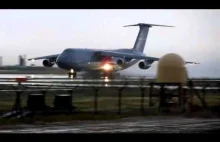 Rozbieg Lockheed C-5 Galaxy po zalanym pasie startowym