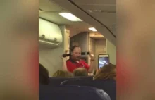 Seksowny pokaz stewarda na pokładzie samolotu wywołał salwy śmiechu!...
