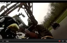 Hardcorowy przejazd motocyklem pod jadącym traktorem!