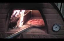 Jak się robi prawdziwą pizzę neapolitańską we Włoszech na balkonie mieszkania...