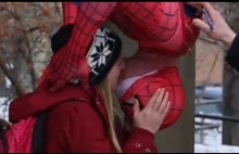 Spider-Man "do góry nogami" - kissing prank