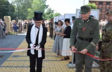 Żołnierz Wehrmachtu przecina biało-czerwoną wstęgę. Szokująca uroczystość...