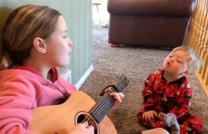 Ten 2-latek urodził się z zespołem Downa.Jego siostra grą i śpiewem uczy go słów