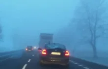 Daewoo Tico jedzie na czołówkę we mgle - zobacz film