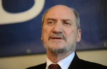 Macierewicz doniósł na nauczycieli, bo uczniowie odgrywali role dziewczynek