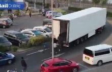 Francja: Afrykańscy imigranci ścigają ciężarówki