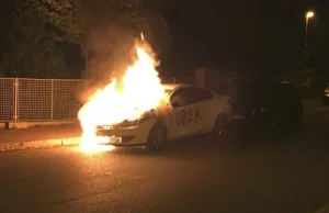 W Czechach taksówkarze spalili auto Ubera