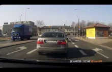 Warszawa - kulminacja głupoty kierowców na skrzyżowaniu z sygnalizacją świetlną.