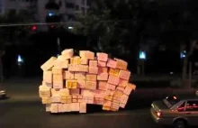 przeładowany trójkołowiec mknie ulicami Szanghaju