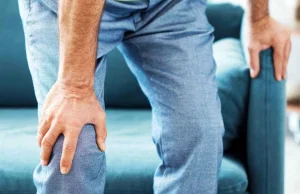 Ból kolana może zwiastować różne choroby. Dlaczego boli kolano?