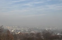 Alarm smogowy w Krakowie. Policja nie skontroluje spalin, bo… jest za zimno