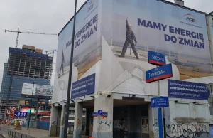Reklama PGE na budynku Srebrnej.
