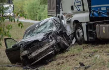 Wypadek osobówki z ciężarówką. Sprawca miał 3 promile. Doznał lekkich zadrapań