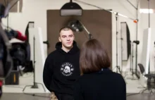 Telewizja ukraińska 1+1 robi wywiad z żołnierzem w koszulce Waffen SS