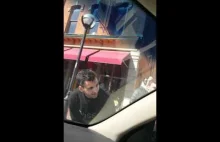 Student pluje jadem w strone kierowcy Ubera