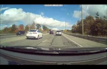 Karma dla kierowcy siedzącego na zderzaku