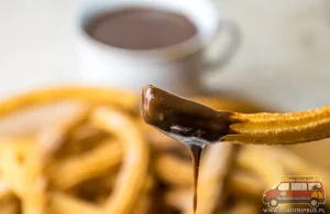 Churros - prosty i szybki przepis na chrupiącą hiszpańską przekąskę z czekoladą