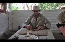Kubański farmer pokazuje jak kręci cygara