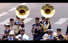 Orkiestra wojskowa gra utwory Daft Punk. Spotkanie Trumpa i Macrona