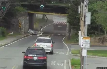 Ciężarówka nie zmieściła się pod mostem