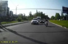 Motocyklista "dojechany" przez kierowcę samochodu osobowego.