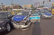 Wypadek na Mikołowskiej w Tychach. Rozbity radiowóz. Jeden z policjantów...