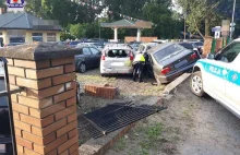 BMW staranowało ogrodzenie autokomisu i uszkodziło 11 samochodów.