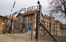 Nastolatki pokazały nazistowski znak w obozie koncentracyjnym. I...