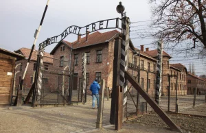Nastolatki pokazały nazistowski znak w obozie koncentracyjnym. I...