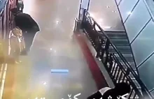 Mężczyzna ratuje spadające dziecko z ruchomych schodów